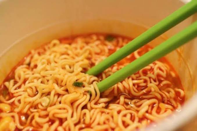 Mì gói cay nóng kích thích bã nhờn phát triển mạnh, dễ gây mụn viêm vùng chữ T và ngứa ngáy vùng mũi mới phẫu thuật, làm tăng nguy cơ nhiễm trùng vết thương hở.