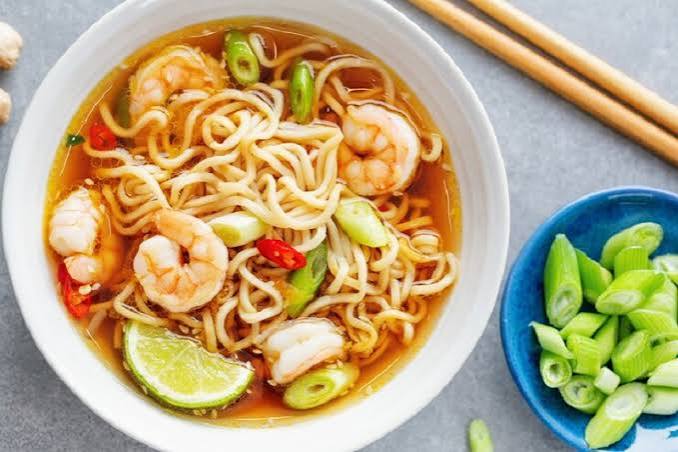 Không nên ăn mì gói sau nâng mũi vì hàm lượng muối cao, dầu mỡ chiên rán và gia vị cay nóng dễ gây giữ nước, kéo dài sưng viêm và làm chậm quá trình lành thương.