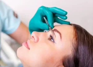 Nhấn mí mắt có đau không: sự thật từ bác sĩ