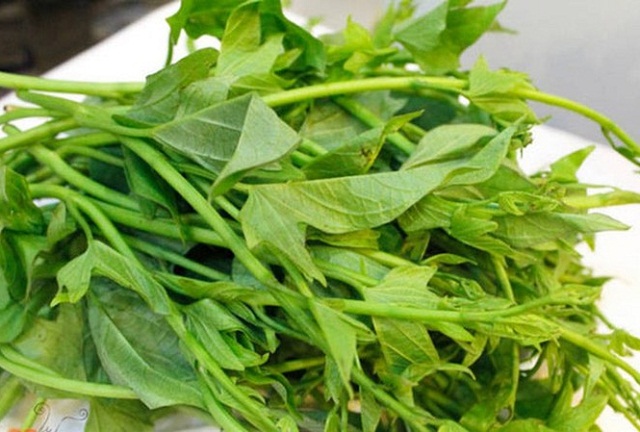 Rau lang nấu chín giàu vitamin và chất xơ, giúp hỗ trợ tiêu hóa và lành thương tốt sau nâng mũi.