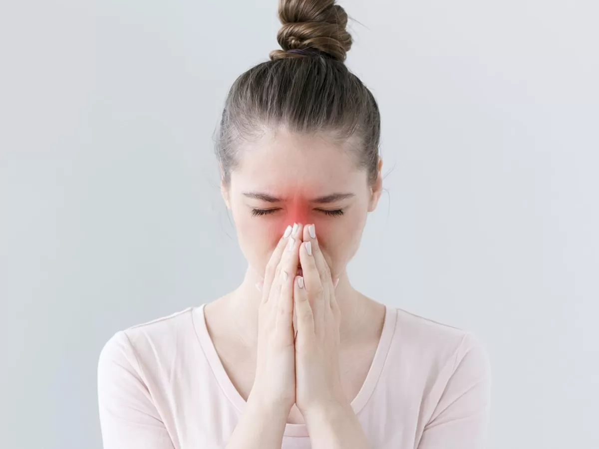 Vệ sinh mũi bằng nước muối sinh lý nhẹ nhàng, giữ vết mổ khô ráo và tái khám đúng lịch hẹn.