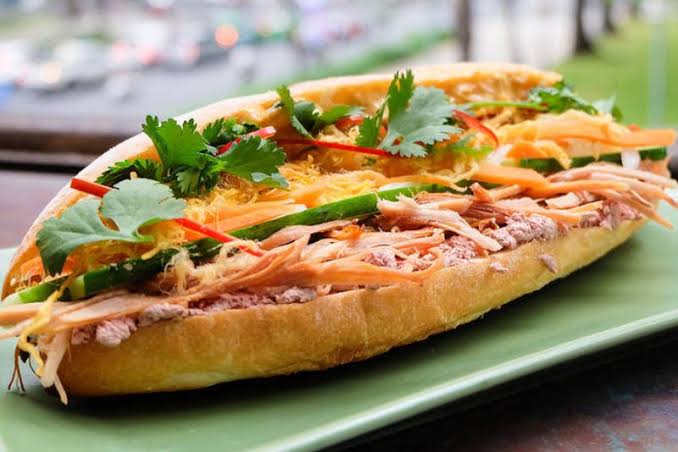 Kiêng bánh mì kẹp bò, pate, trứng và hải sản sau nâng mũi để tránh sưng ngứa, thâm sẹo và lâu lành.