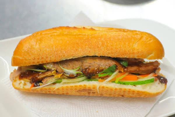 Nên chọn bánh mì kẹp thịt heo nạc, chả lụa thanh đạm, ít cay mặn để bảo vệ dáng mũi hậu phẫu.