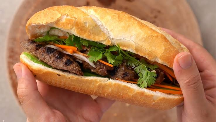 Sau nâng mũi có thể ăn bánh mì thịt nếu chọn nhân thịt lành tính, tránh cay nóng và gây kích ứng.