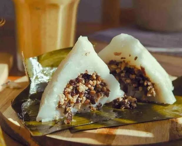 Nên ăn bánh giò khi vết mổ đã khô và giảm sưng để hạn chế cử động cơ mặt gây lệch mũi.