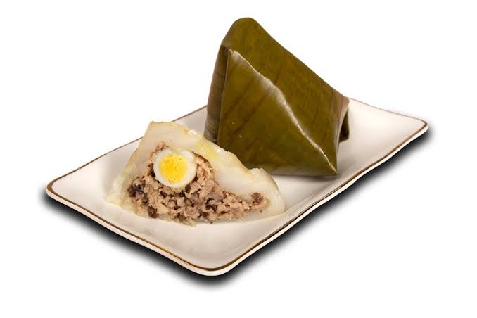 Trì hoãn ăn bánh giò khi mũi còn sưng đau, chỉ ăn lượng nhỏ phần vỏ mềm ấm nếu được bác sĩ đồng ý.