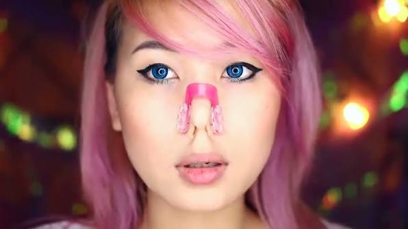 Dụng cụ kẹp nâng mũi là thiết bị làm đẹp tại nhà, dùng lực ép cơ học định hình tạm thời sống mũi.