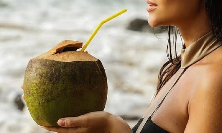 Nước dừa có thể ảnh hưởng đông máu, làm chậm khô vết mổ và kéo dài sưng bầm trong 72 giờ đầu.