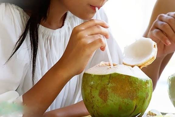 Theo dõi mí mắt, tạm ngưng nước dừa và đến gặp bác sĩ ngay nếu chảy máu hoặc sưng đau bất thường.