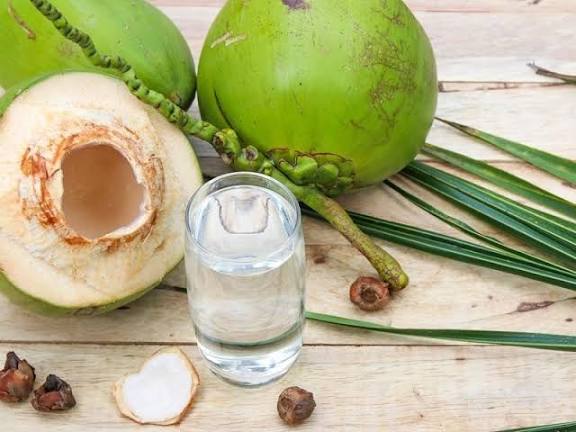 Cắt mí có uống nước dừa được không