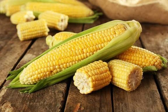 Nên kiêng ngô nếp 2–4 tuần đầu sau cắt mí giúp vết thương mau khô, hạn chế sưng ngứa và ngừa sẹo.