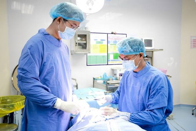 Cắt mí chỉ cần gây tê tại chỗ, không cần gây mê toàn thân vì là tiểu phẫu ngắn, nhẹ nhàng và an toàn.