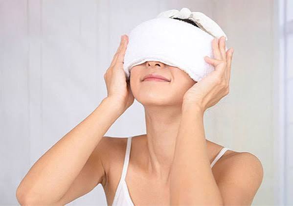Chườm ấm 40–45°C với khăn vắt ráo 10 phút mỗi lần giúp tan máu bầm, tránh làm ướt đường khâu.