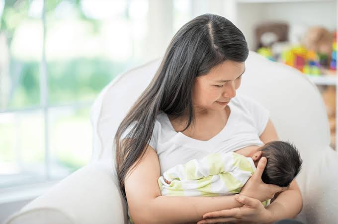 Không nên cắt mí khi đang cho con bú để tránh thuốc tê, thuốc sau mổ ảnh hưởng đến sữa và sức khỏe của bé.