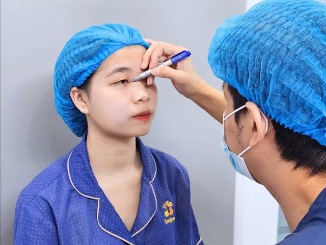 Cơ thể sau sinh có nguy cơ chậm lành và nhiễm trùng cao hơn nếu cắt mí sớm trong thời gian cho con bú.