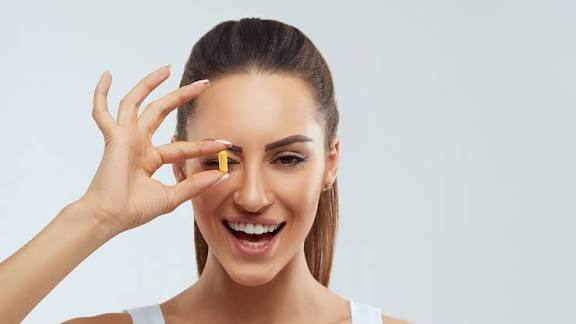 Nên ngưng uống vitamin E từ 1–2 tuần trước và 1–2 tuần sau phẫu thuật cho đến khi vết mổ lành hẳn.