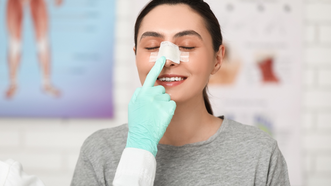Quy trình nâng mũi: thời gian mổ, hồi phục và lịch tái khám